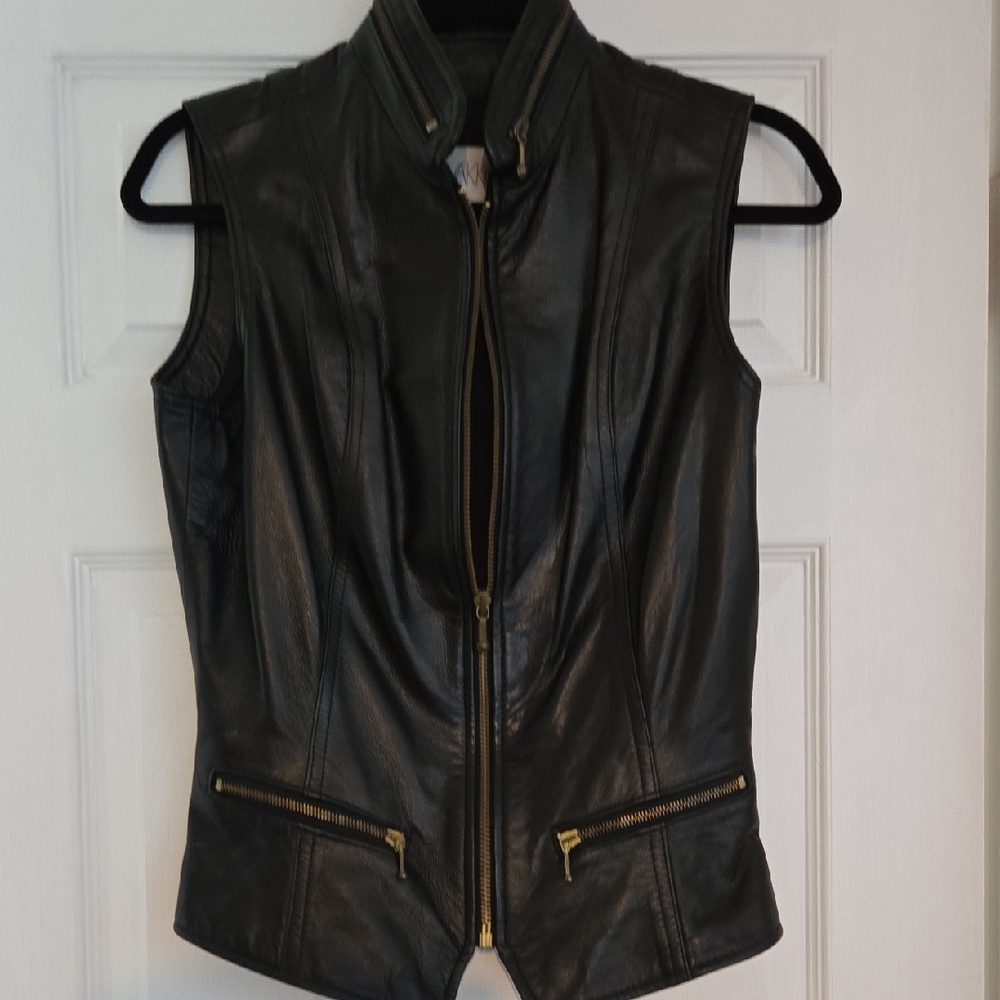 Vakko Black Sleeveless Vest with Zipper Closure